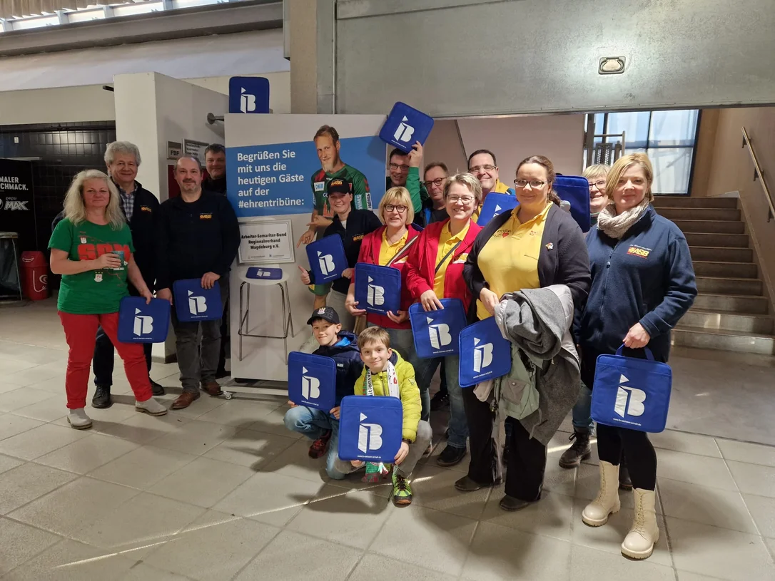 Mitglieder des Arbeiter-Samariter-Bund mit IB-Logos in der Hand